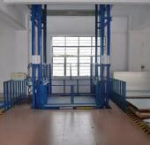 升降平臺使用減速機(jī)和液壓油缸的對比